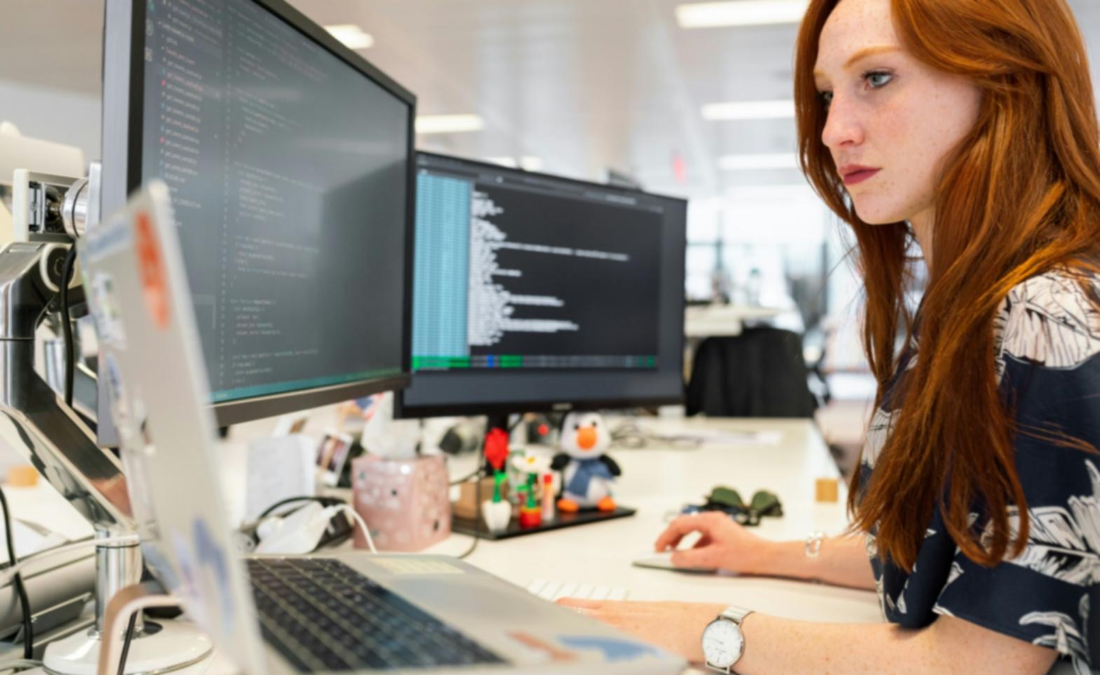 Espacio de trabajo en las oficinas de ravenivora en Zaragoza